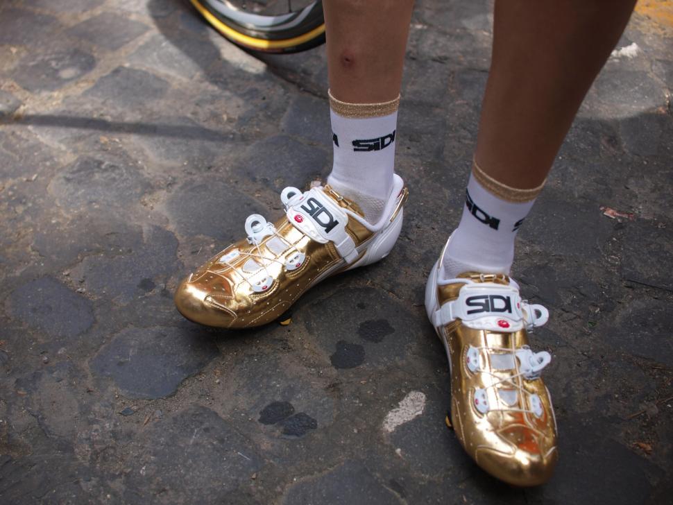 Gold store cycling shoes